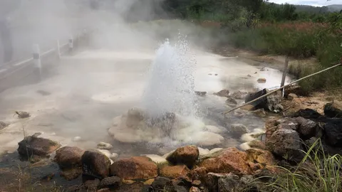 บ่อน้ำพุเหมืองแร่ พุ่งขึ้นมาอีกครั้ง หลังหยุดหายไปจากแผ่นดินไหว