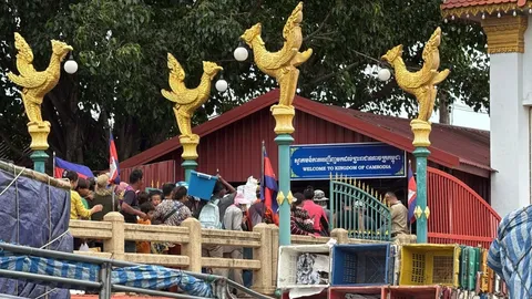 กัมพูชาปิดกะทันหัน ด่านฝั่งตรงข้ามด่านบ้านแหลม คน-รถสินค้าตกค้างเพียบ