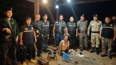 จับแล้ว "ซ้งปอ" มือฆ่า 2 ศพ โดนรวบตัวขณะไปขอข้าวชาวบ้านกิน สภาพอิดโรย