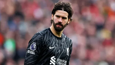 แฟนหงส์สะดุ้ง! กาลาตาซารายกล้าทาบ "อลิสซอน" โกลมือหนึ่งลิเวอร์พูล