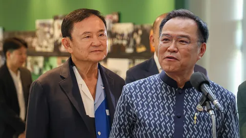 ไฟต์บังคับ "ทักษิณ" เสี่ยงฝ่าวงล้อมกระชับพื้นที่ : เกมเร็วยึดมหาดไทย หักดิบก่อนโดนหัก