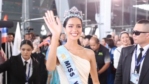 ส่องลุค "โอปอล สุชาตา" กลับถึงไทย สง่างามในชุดราตรีสีงาช้างจาก SIRIVANNAVARI