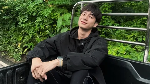 เปิดประวัติ พร้อม ราชภัทร นักแสดงหนุ่มหน้าใส โด่งดังจากซีรีส์วาย