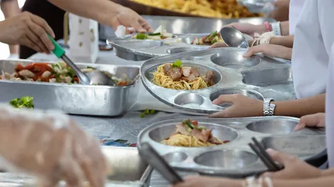 เล็งเพิ่มเงินค่าใช้จ่ายพื้นฐานโรงเรียนเล็ก สพฐ.ปรับ “อิ่มเที่ยง”ตามสภาพเศรษฐกิจ