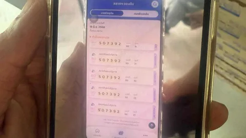 เฮลั่นกลางแยกไฟแดง หนุ่มถูกรางวัลที่ 1 สลากดิจิทัล 13 ใบ รับเต็ม ๆ 78 ล้าน