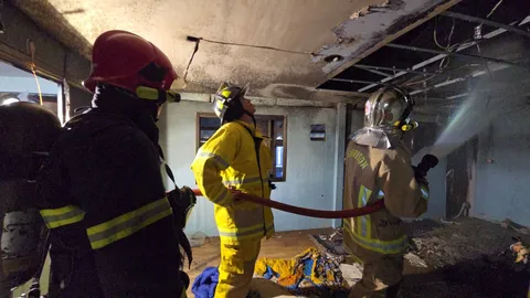 จนท. ดับเพลิงรุดช่วยหนุ่มใหญ่คลั่ง ทำไฟไหม้บ้าน บอกถูกมนุษย์ต่างดาวรุกราน