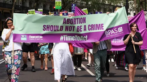 สส. UK ลงมติ ยกเลิกความผิดผู้หญิงทำแท้งตอนอายุครรภ์เกินกำหนด