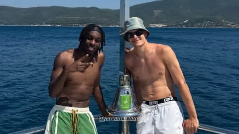 ฮั่นแน่ !! 2 แข้งใหม่ลิเวอร์พูล กอดคอกันไปเที่ยว แต่แฟนบอลโฟกัสผิดจุด