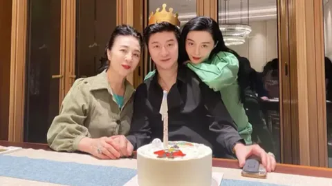 ฮือฮา "ฟ่าน ปิงปิง" โพสต์รูปครอบครัวครั้งแรก ชาวเน็ตโฟกัสที่คุณพ่อวัย 74 หล่อใสโกงอายุมาก