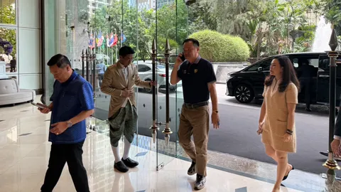 “อนุทิน” หลังเซ็นใบลาออกรองนายกฯ-รมว.มท. พาปลัดป๊อป ร่วมวงทานข้าวเที่ยงรร.ดัง