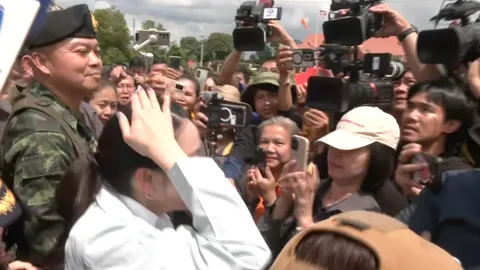 นายกฯ แพทองธาร ร้อง "โอ๊ย" โดนไมค์เขกหัว ขณะลงพื้นที่อุบลฯ