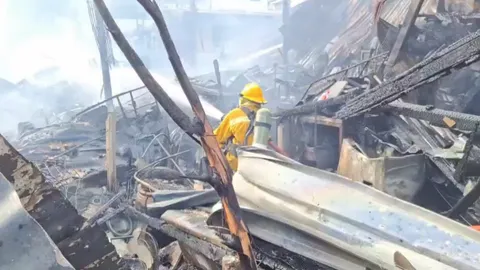 ไฟไหม้ชุมชนบ้านไม้เก่า ย่านราษฎร์บูรณะ ซอยแคบรถดับเพลิงขนาดใหญ่เข้าไม่ถึง