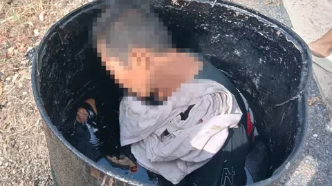 สาวตกถังยางมะตอย ติดหนึบทั้งตัว หายใจรวยริน ต้องยกทั้งถังส่ง รพ. 