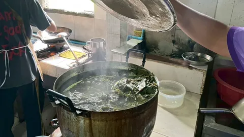 ทลายคาเฟ่ลอบขายน้ำต้มใบกระท่อม พบนักเรียนชายหญิงนั่งมั่วสุมกว่า 20 คน