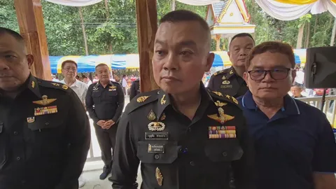 แม่ทัพภาค 2 ฝ่ากระแสถูกทำคุณไสย เดินสายถวายพระพุทธรูป ชาวบ้านให้กำลังใจเพียบ