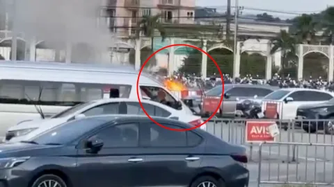 เปิดนาทีเจ้าหน้าที่ ยิงทำลายวัตถุต้องสงสัย ซุกใต้เบาะรถ จยย. หน้าสนามบินภูเก็ต (คลิป)