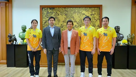 “โค้ชเป้” นำ "เมย์-วิว" ขอบคุณสิงห์ หลังหนุนบ้านทองหยอดสู่มือ 1 โลก
