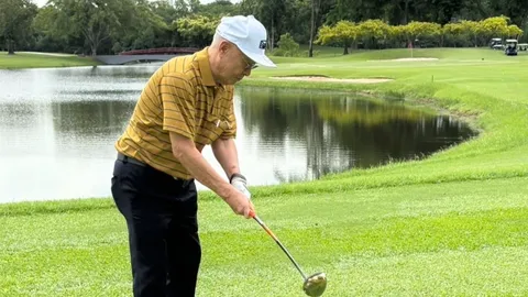 “ชัยเกษม” ออกรอบตีกอล์ฟร่วมก๊วนเพื่อน โชว์วงสวิงยังฟิต