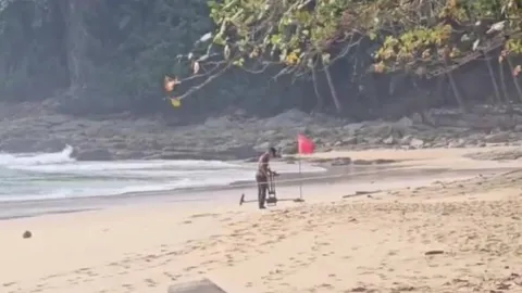 ยิงทำลายเพิ่มอีก 1 ลูก วัตถุต้องสงสัย ที่ชายหาดสุรินทร์ ภูเก็ต เร่งค้นหาอีกจุด