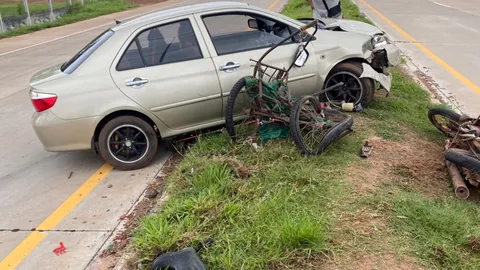 ทหารสิบเอก เดินทางกลับบ้านเกิด จ.นครพนม ขับเก๋งชนซาเล้ง 2 ตายายดับสลด