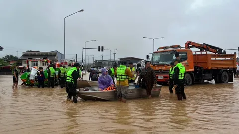 น้ำท่วมเชียงราย เสียหาย 5 อำเภอ ล่าสุดระดับน้ำลดลงแล้ว จนท.เร่งช่วยผู้ประสบภัย