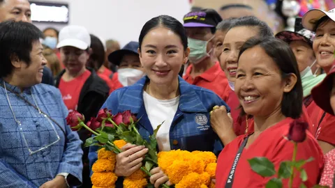 ชาวเชียงรายสวมเสื้อแดงแห่ให้กำลังใจ “แพทองธาร” ไม่พลาดดูทะเบียนรถนายกฯ