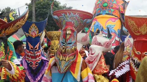 ตระการตากองทัพ “ผีตาโขน” นักท่องเที่ยวกว่า 1 แสนคนร่วมงาน เงินสะพัดกว่า 120 ล้าน