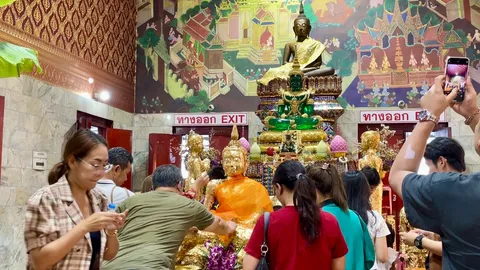 มาตามศรัทธา คอหวยแห่ส่อง "เลขเด็ด" อ่างน้ำมนต์หลวงพ่อปากแดง งวด 1/7/68