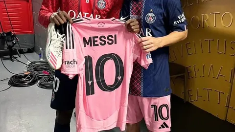 "แข้งดังเปแอสเช" อวดภาพ ได้ทั้งเสื้อ-กางเกง-รองเท้า ของ "เมสซี"