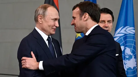 มาครงคุยปูตินครั้งแรกในรอบ 3 ปี จี้หยุดยิงในยูเครน-เริ่มเจรจาสันติภาพ