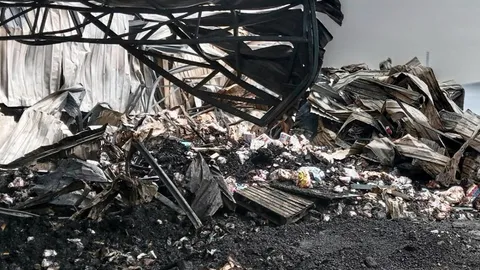 ตายพุ่ง 8 ศพ ไฟไหม้โรงงานทิชชู เฝ้าระวังปะทุ! ‘สูญหาย’ อีก 2