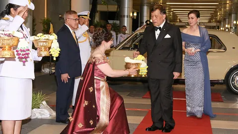 ในหลวง-พระราชินี ทอดพระเนตรการแสดงคอนเสิร์ตทัพฟ้าคู่ไทยเพื่อ “ชัยพัฒนา” ครั้งที่ 16
