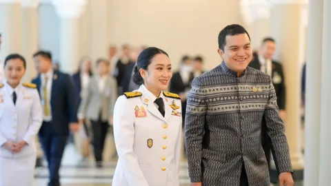 “แพทองธาร-ครม.ชุดใหม่” เข้าทำเนียบ หลังเข้าเฝ้าถวายสัตย์ปฏิญาณ รอประชุม ครม.นัดพิเศษ