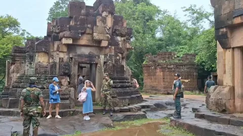 คนไทยยังคึกคัก แห่เที่ยวชม "ปราสาทตาเมือนธม" มอบสิ่งของให้กำลังใจทหาร