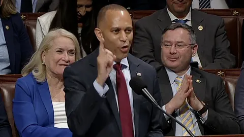 สส.เดโมแครตทุบสถิติ พูดในสภานานเกือบ 9 ชม. ประท้วงกฎหมายทรัมป์