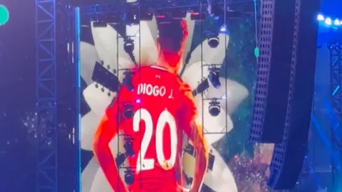 วง Oasis ร่วมไว้อาลัย ขึ้นภาพ ดิโอโก้ โชต้า ดาวยิงลิเวอร์พูล ระหว่างเล่นคอนเสิร์ต