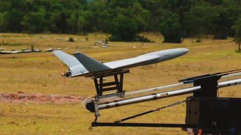 ทอ. เปิดตัว “โดรนพลีชีพ” ฝีมือคนไทย พุ่งโจมตีเป้าหมายด้วยแรงระเบิดอย่างแม่นยำ