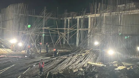 โครงเหล็กไซต์ก่อสร้างทรุดตัว พังถล่มทับคนงาน ได้รับบาดเจ็บ ภายในซอยนิมิตใหม่ 6