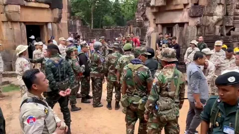 เขมรป่วนรายวันที่ปราสาทตาเมือนธม พบเจ้าหน้าที่กัมพูชาหลายสิบคน แต่งชุดคล้าย อส.