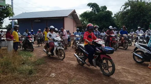 ห่วงลูกบ้านโดนปรับ ผู้ใหญ่บ้านสุโขทัย ซื้อหมวกกันน็อกแจก เผยส่วนใหญ่มีครอบครัวละ 1 ใบ