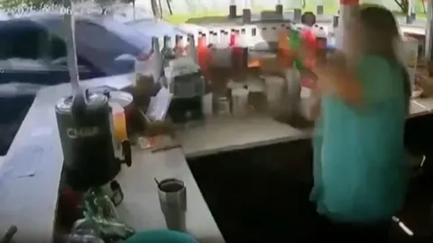 แม่ค้าเฉียดตาย เล่านาทีเก๋งเสียหลัก พุ่งชนร้านพังเละ 