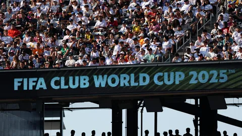 ยิ่งกว่าโปร 7.7 "ฟีฟ่า" ลดค่าตั๋วศึกชิงแชมป์สโมสรโลก รอบรองฯ หวั่นสนามโล่ง