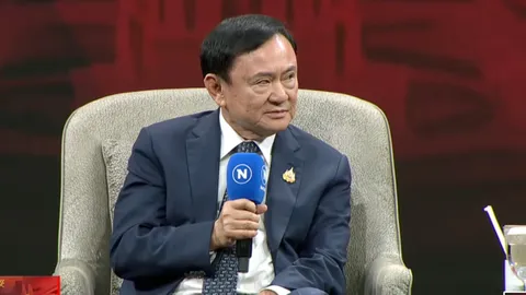 “ทักษิณ ชินวัตร” รับตั้งแต่ ภูมิใจไทยถอนตัว ยังไม่คุยกันแม้สนิท ชี้วันนี้ยังไม่จำเป็นต้องจับกับ ปชน.แต่หากจับกันจะเป็นสีแสดที่แรงไป ระบุคดีนายกฯ มี 3 ทาง หากไม่รอดเสนอก็ “ชัยเกษม” หรือยุบสภา