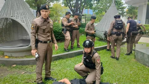 ชายคลั่ง ป่วนคอนโดในซอยรัชดา 16 ตร. เข้าระงับเหตุ ถูกแย่งปืน ลั่นเจ็บ 2 นาย