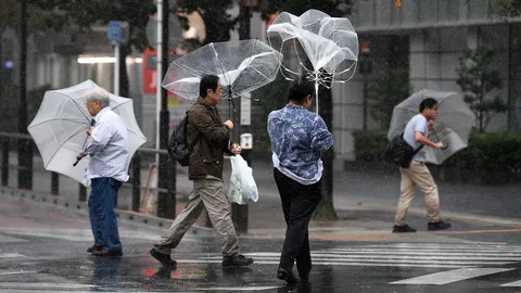 ญี่ปุ่นอ่วม ฝนถล่มโตเกียว น้ำท่วมฉับพลัน รถติดหนัก รถไฟชินคันเซ็นหยุดวิ่ง เตือนภัยดินถล่มหลายจว.