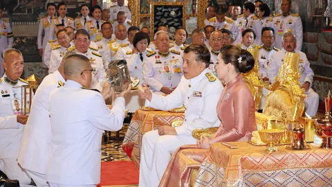 ในหลวง-ราชินี บําเพ็ญอาสาฬหบูชา พระอุโบสถวัดพระแก้ว พระสังฆราชทรงประทานพระคติธรรม มี ‘สัมมาวาจา’