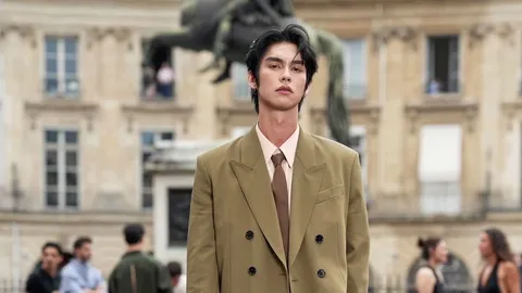 “ไบร์ท วชิรวิชญ์” นั่งฟรอนต์โรว์ “AMI Paris”