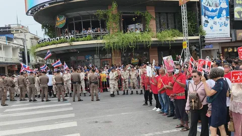 หวิดปะทะ ม็อบโคราชรักชาติ ตะโกนไล่ “นายกฯ อิ๊งค์” ส่วนม็อบเสื้อแดงมาชูป้ายให้กำลังใจ