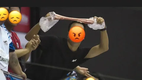 “แฟนทีมฟุตซอลดัง” โชว์หมูสามชั้นใส่ “ทีมคู่แข่ง” ที่มีผู้บริหาร-นักเตะนับถือศาสนาอิสลาม