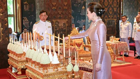ในหลวง-ราชินี ทรงบำเพ็ญพระราชกุศล เนื่องในเทศกาลเข้าพรรษา วัดบวรนิเวศฯ
